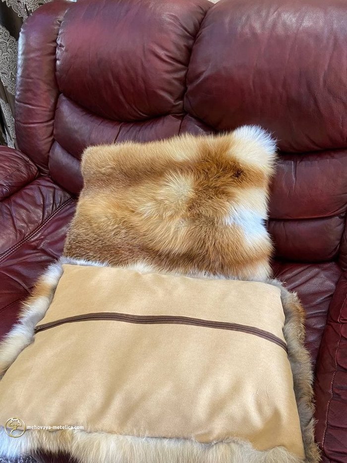 Подушка из меха лисы размером 40 на 55 см